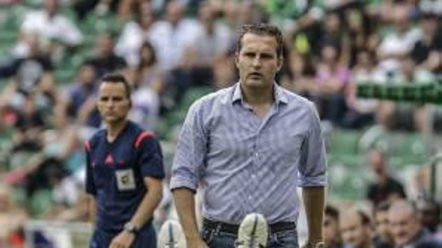 Rubén Baraja, con un jugador del Elche en el suelo.