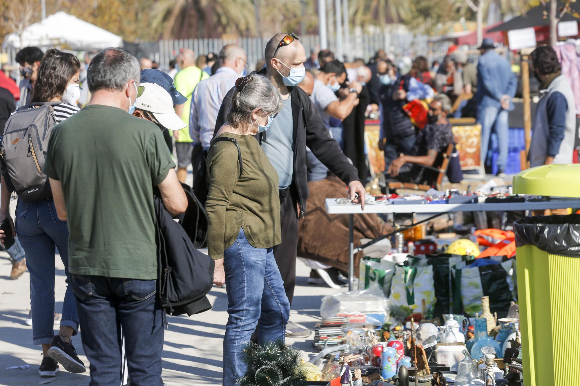 Rastro de València sin distancias de seguridad