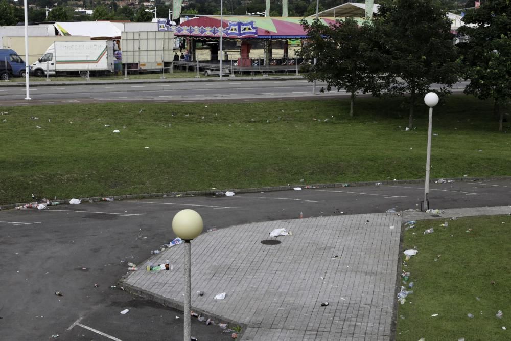 Restos de basura tras un "macrobotellón" en la EPI