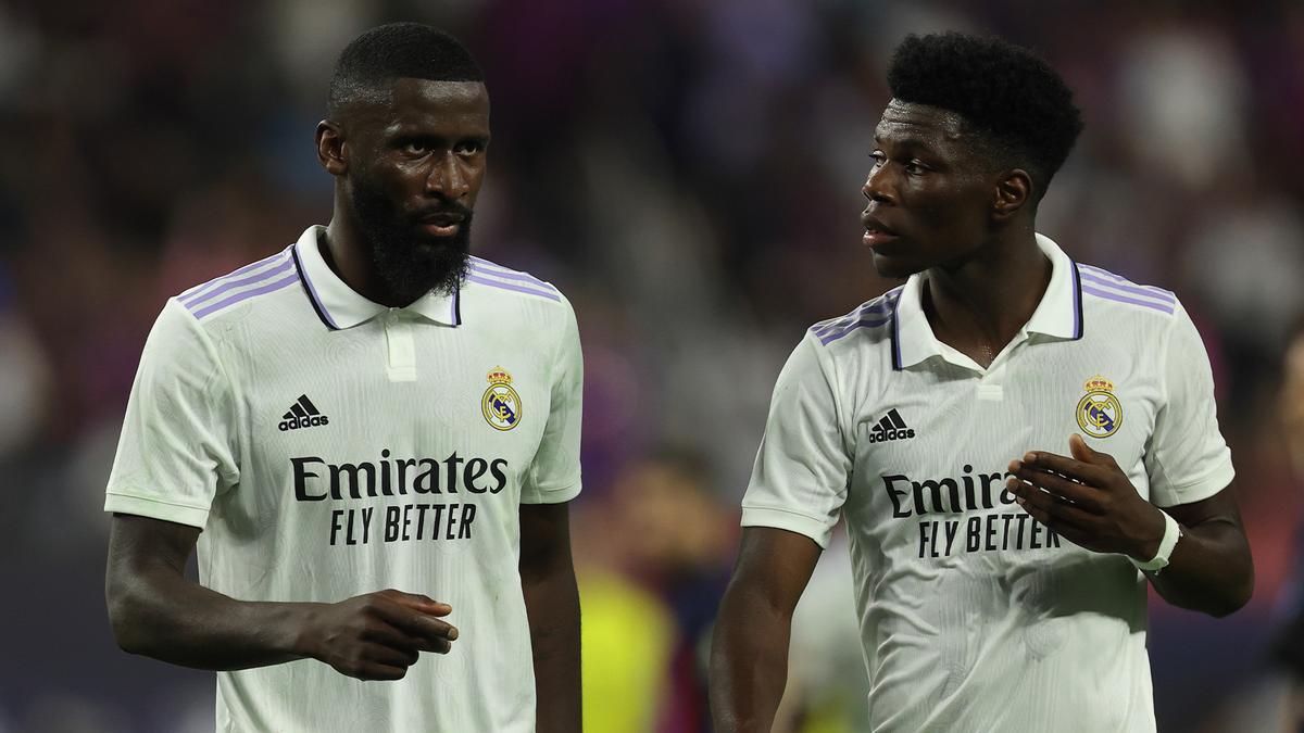 Rudiger y Tchouameni comentan una jugada durante su partido de debut como madridistas. 