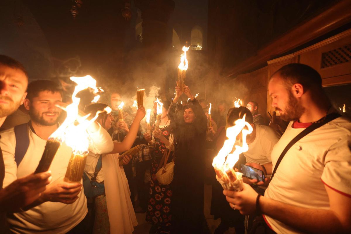 Cristianos ortodoxos celebran “Fuego Sagrado” en Jerusalén. eregrinos cristianos ortodoxos sostienen velas durante la ceremonia del Fuego Sagrado, un día antes de la Pascua ortodoxa, el sábado 15 de abril de 2023 en la Iglesia del Santo Sepulcro en la Ciudad Vieja de Jerusalén, donde muchos cristianos creen que Jesús fue crucificado y enterrado antes de resucitar.