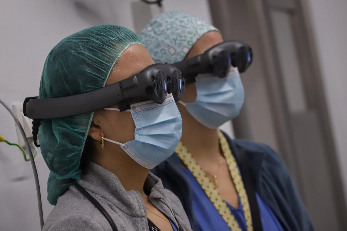 Dos profesionales del hospital Reina Sofía, con las gafas de realidad aumentada.