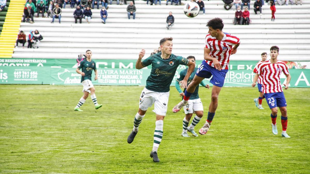 Acción del Cacereño-Atlético de Madrid B disputado en el Príncipe Felipe.