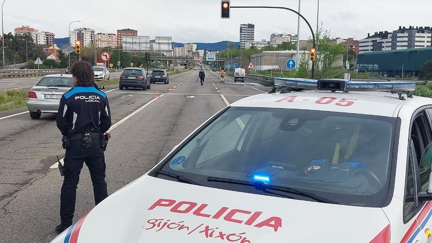 Aparatoso accidente en Gijón: cuatro heridos y un coche incendiado tras una colisión en el acceso a la autopista &quot;Y&quot;