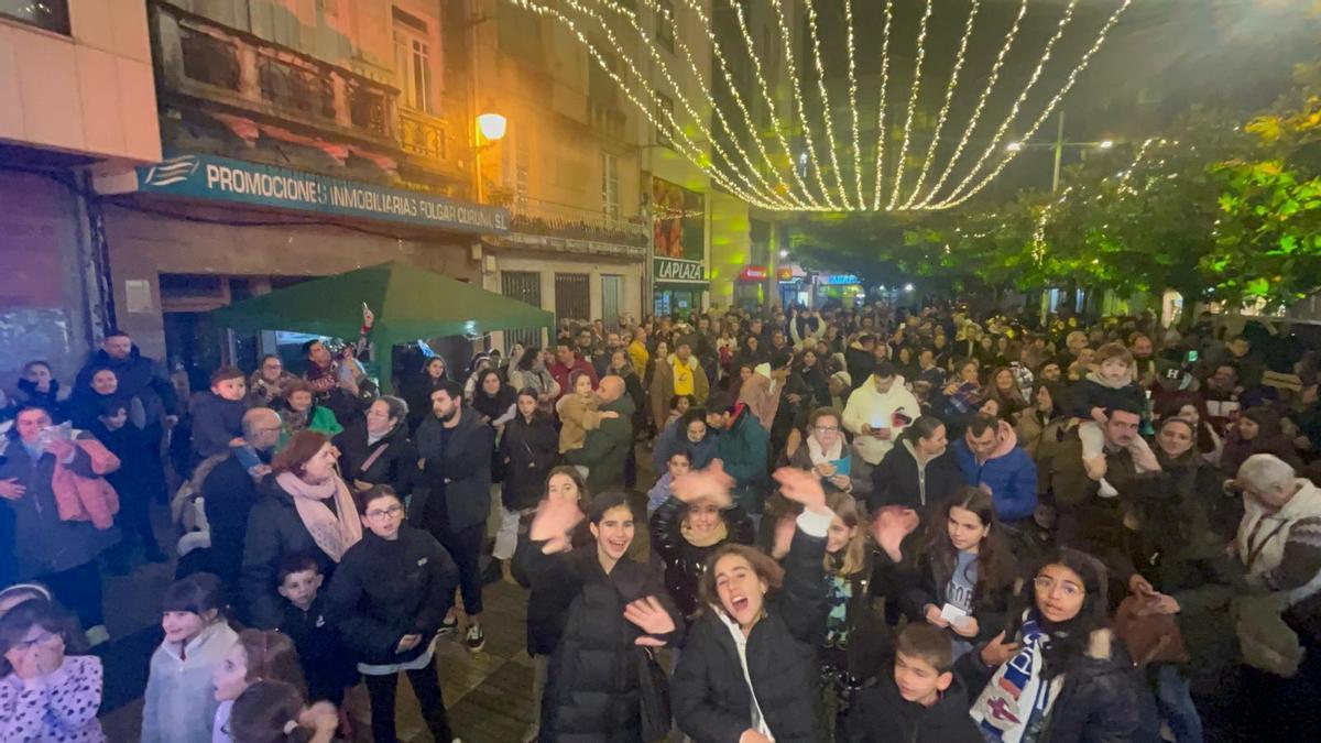 La plaza de San Roque, prácticamente llena, durante el encendido navideño.