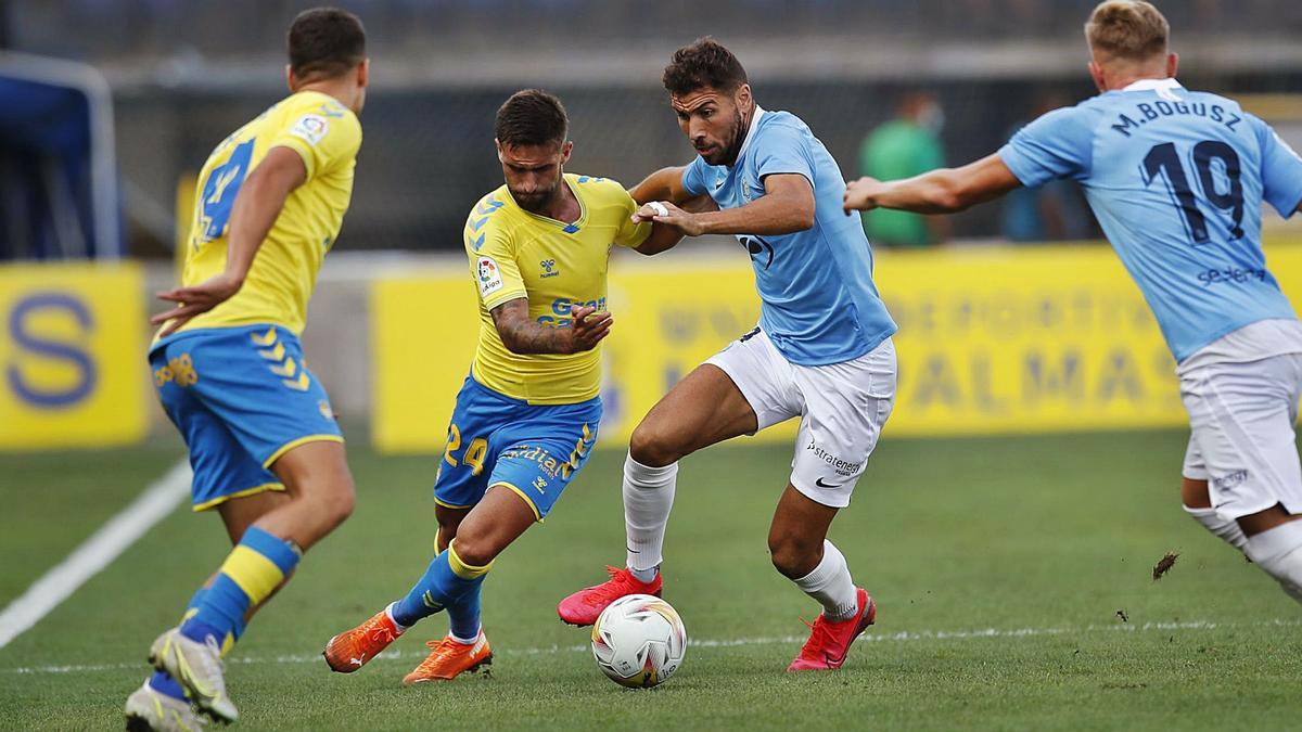 David Morillas presiona a Pejiño en un lance del encuentro disputado ayer en el Estadio Gran Canaria de Las Palmas.