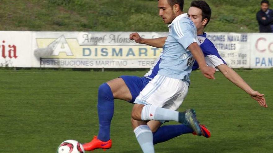 Un jugador del Celta B conduce el balón durante el encuentro de ayer en Barreiro. // José Lores