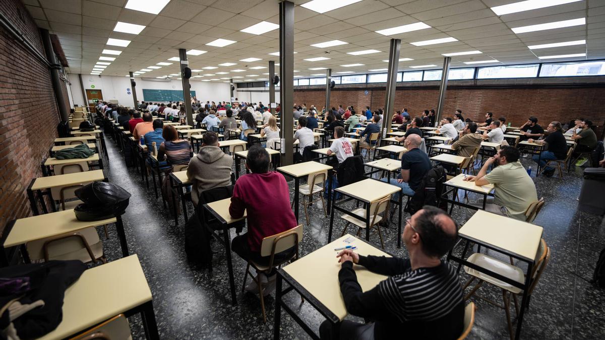 Examen de oposiciones en la Facultat de Derecho de la UB.