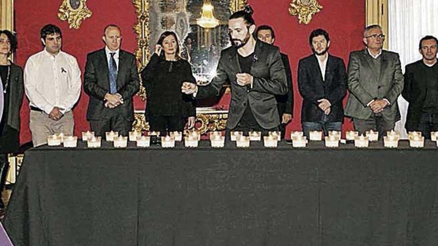 El presidente del Parlament, Baltasar Picornell, ante las velas en recuerdo de las 45 asesinadas.