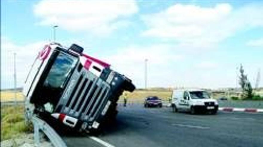 Un camión vuelca en una rotonda de la carretera de Malpartida