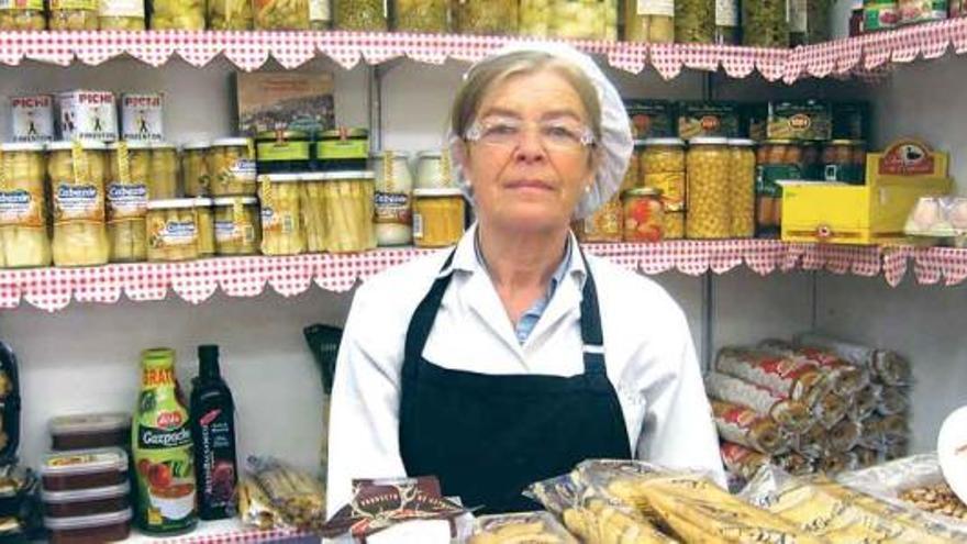 La portavoz de los comerciantes, Sabina Noval, en su puesto del local provisional en Marquesa de Canillejas.