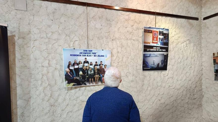 Moraleja acoge la exposición 'Conectando Generaciones' para tender puentes visuales entre jóvenes y mayores