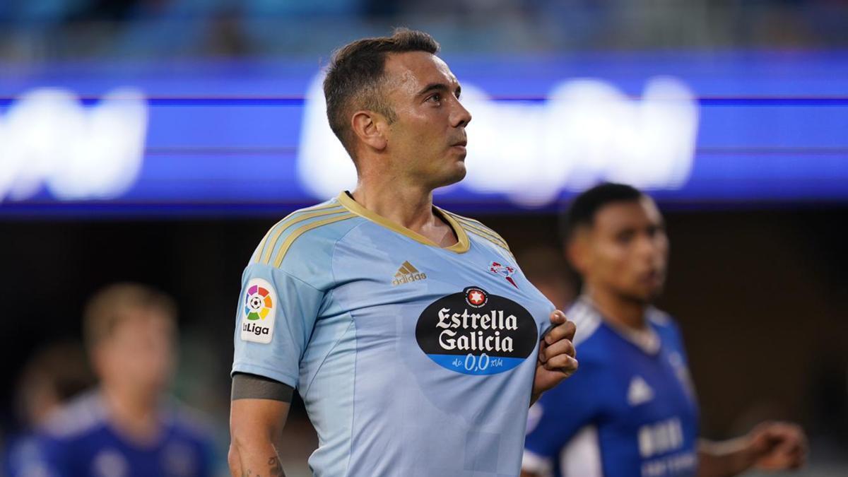 Iago Aspas se señala el escudo del Celta de Vigo después de marcar.