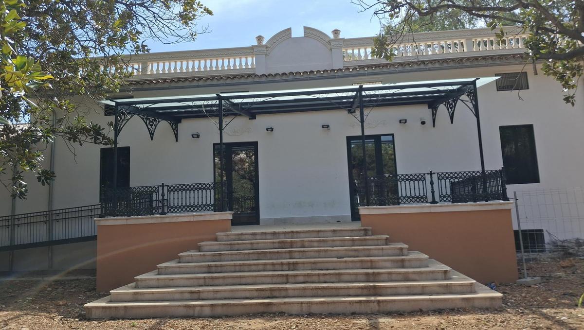 La elegante fachada norte: se ha recuperado el porche de  forja y la escalinata de peldaños de "pedra picada"
