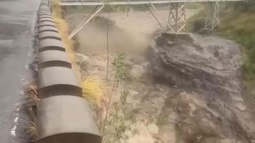 El agua corre por el Barranco de Las Angustias, en La Palma