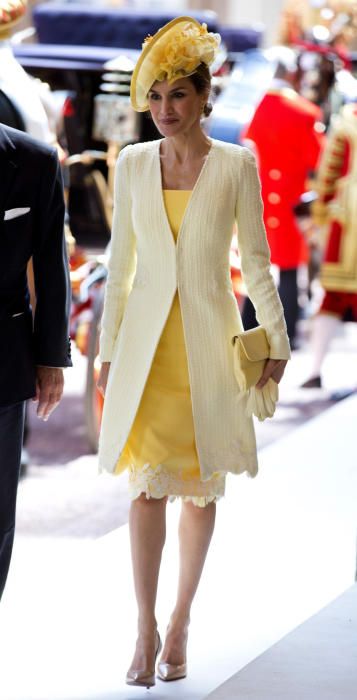 La Reina Letizia sorprende en su primer acto del viaje de Estado a Reino Unidos con un vestillo amarillo de Fernando Varela