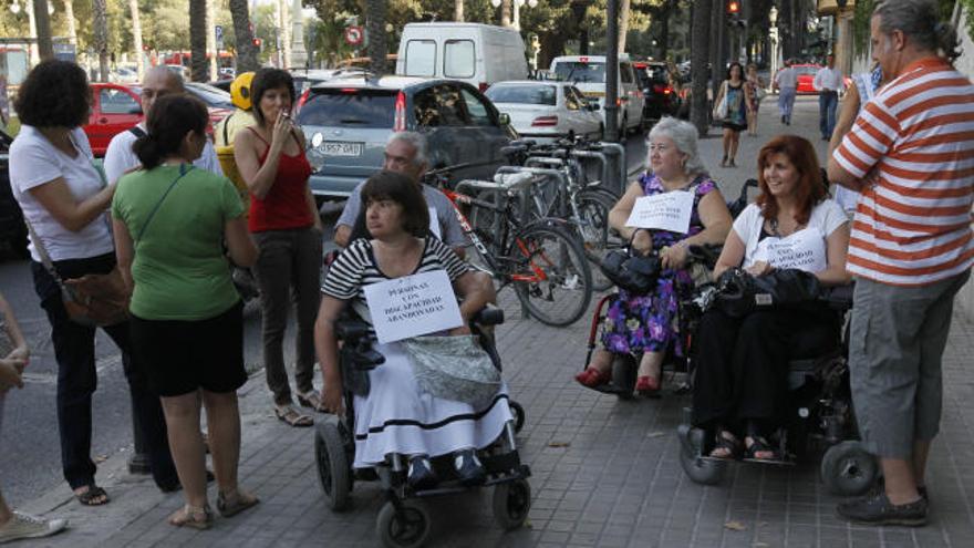 Concentración de dependientes en Valencia en protesta por los recortes.