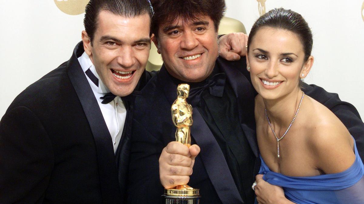 Antonio Banderas, Pedro Almodóvar y Penélope Cruz, con el Oscar que ganó Almodóvar por 'Todo sobre mi madre' en 1999.