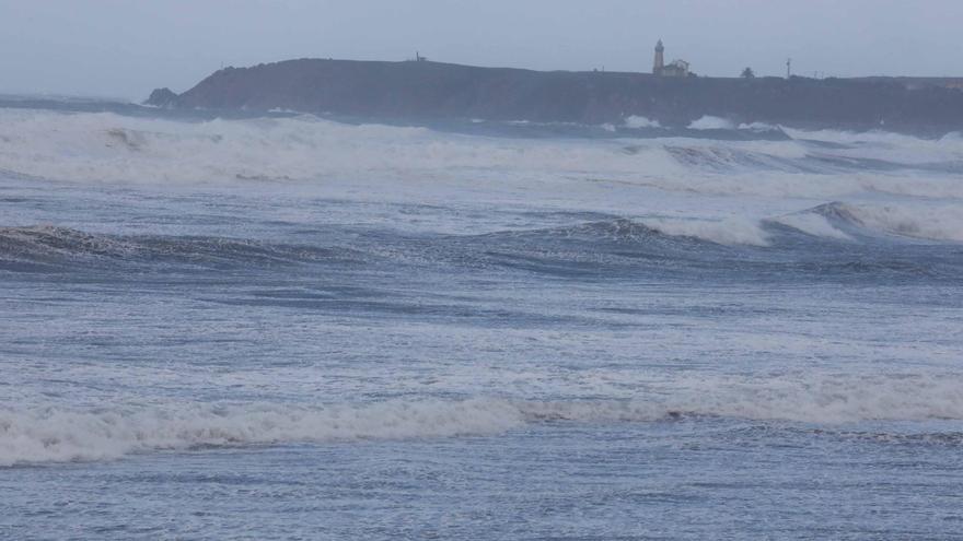 EN IMÁGENES: El temporal en la comarca de Avilés, así estaba la playa de Salinas