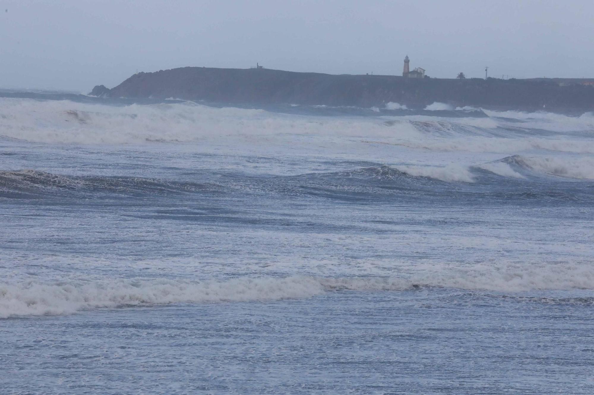 EN IMÁGENES: El temporal en la comarca de Avilés, así estaba la playa de Salinas
