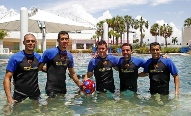 Los jugadores del Barça se divirtieron con los delfines