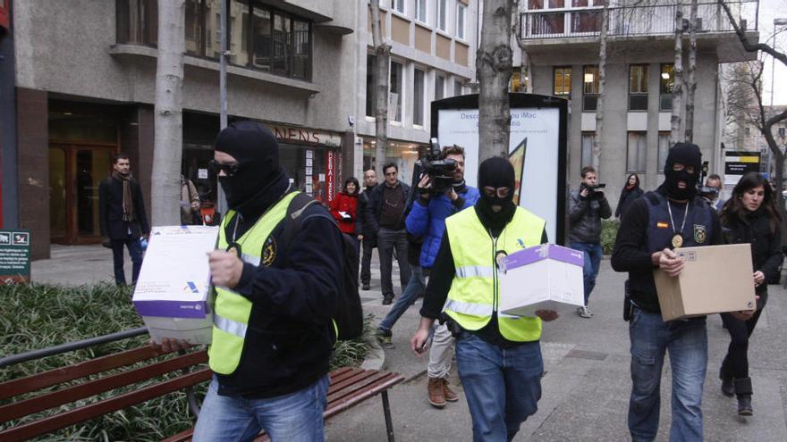 Membres del Servei de Vigilància Duanera durant l´operatiu del cas Manga a Girona · Diari de Girona