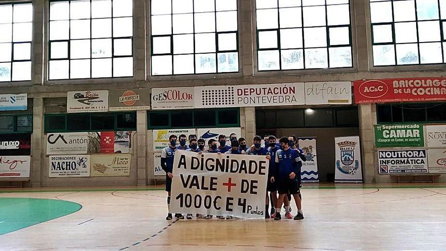 El Bueu portó una pancarta de protesta antes del choque. |  // S. ÁLVAREZ