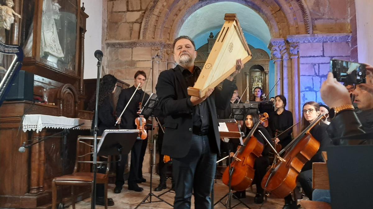 Lleno total en el estreno de la rota medieval de Arlós con la Orquesta de Cámara de Siero y Héctor Braga