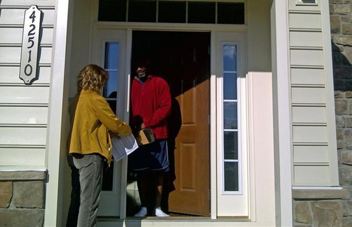 Una voluntària demòcrata visita un domicili d’Aldie, a l’estat de Virgínia.