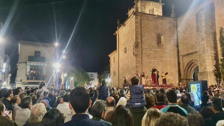 Numeroso público esta noche al paso de la cofradía de la Salud por San Juan.