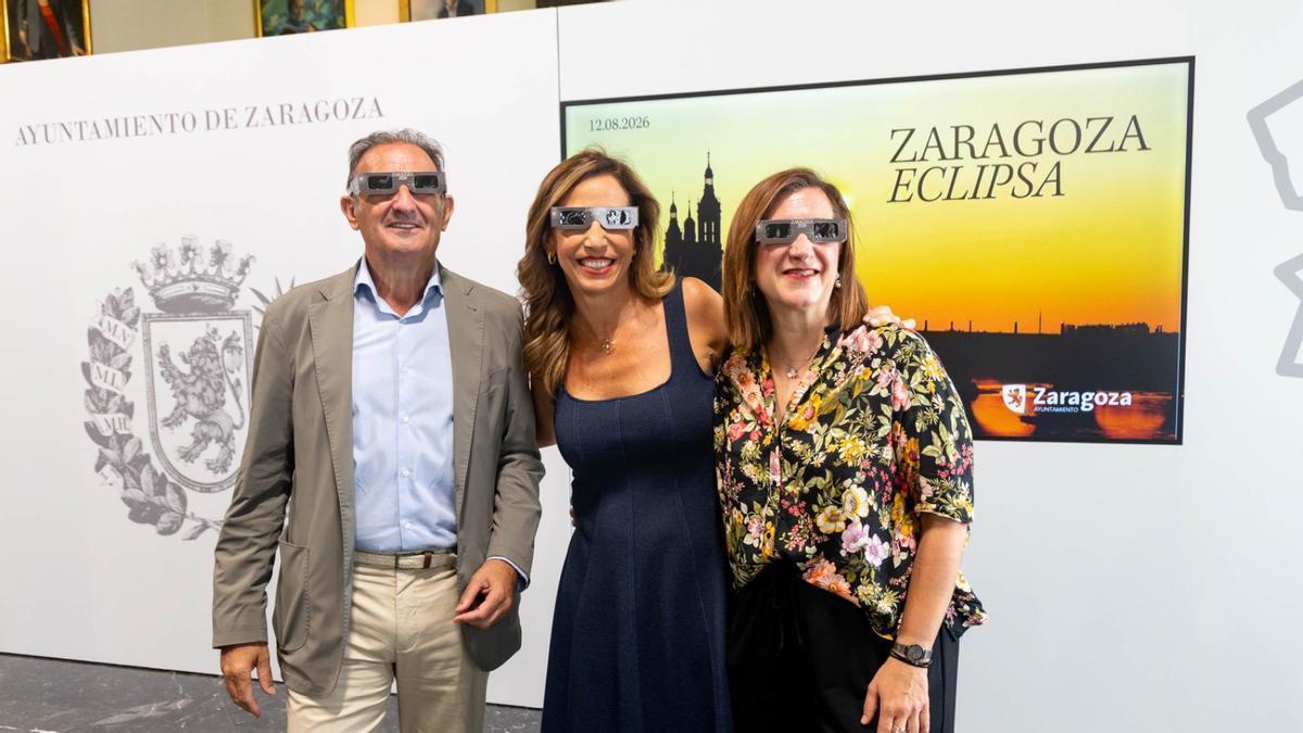 Natalia Chueca, con los concejales Ángel Lorén y Sara Fernández, este miércoles en la presentación del eclipse en Zaragoza.