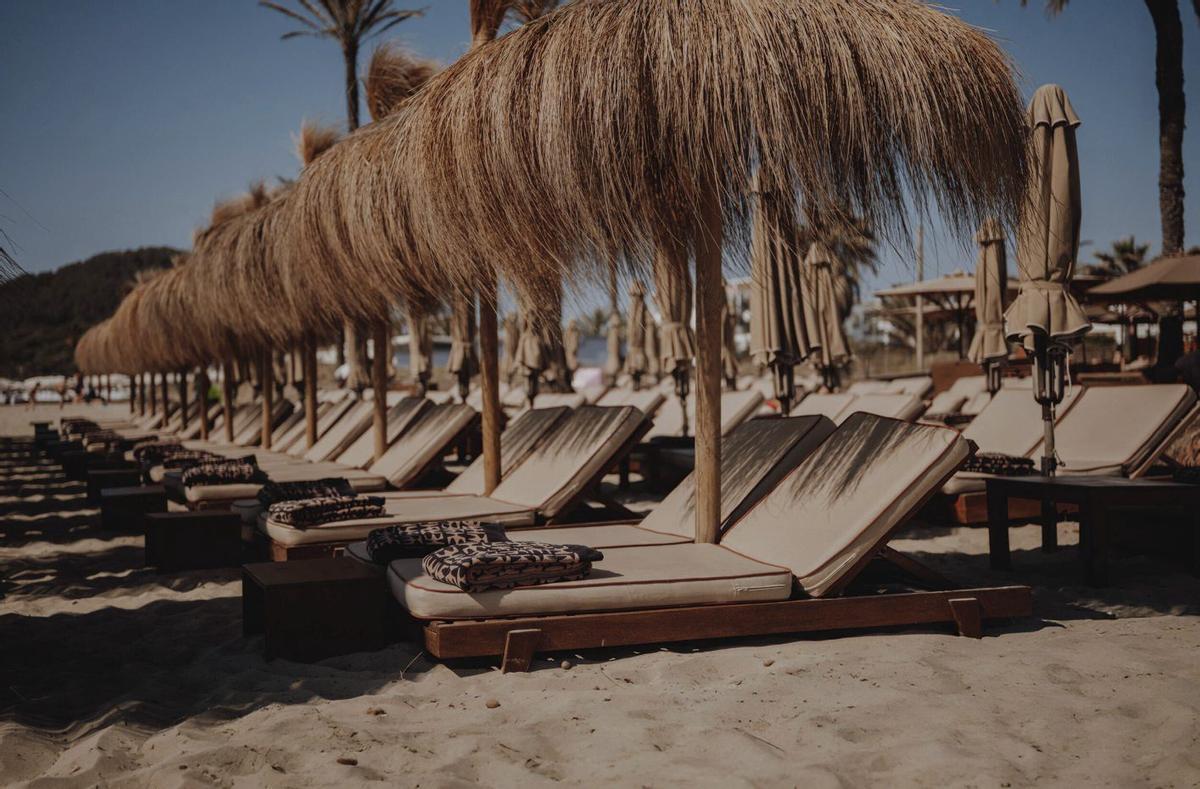 La zona de hamacas de Beachouse Ibiza permite disfrutar de un día de playa con todas las comodidades. | BEACHOUSE IBIZA