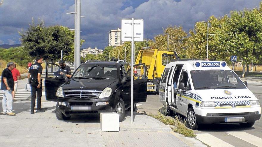 La Policía Local de Palma, junto al todoterreno implicado también en el accidente de tráfico.