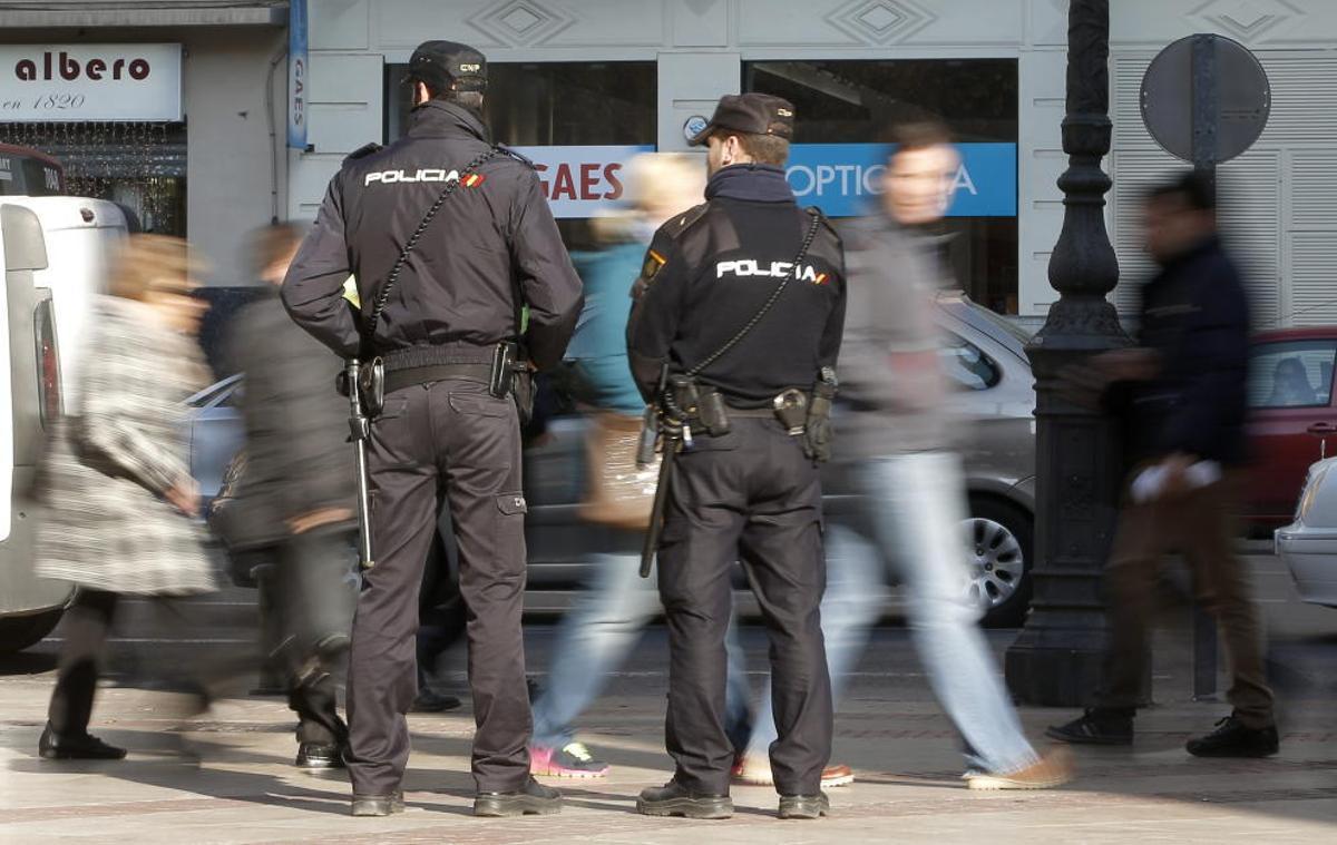 La policía vigila los puntos estratégicos valencianos tras el atentado de París