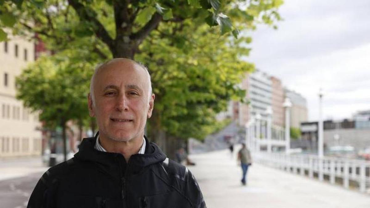 Juan Carlos Ablanedo, en el puerto deportivo de Gijón. | ÁNGEL GONZÁLEZ