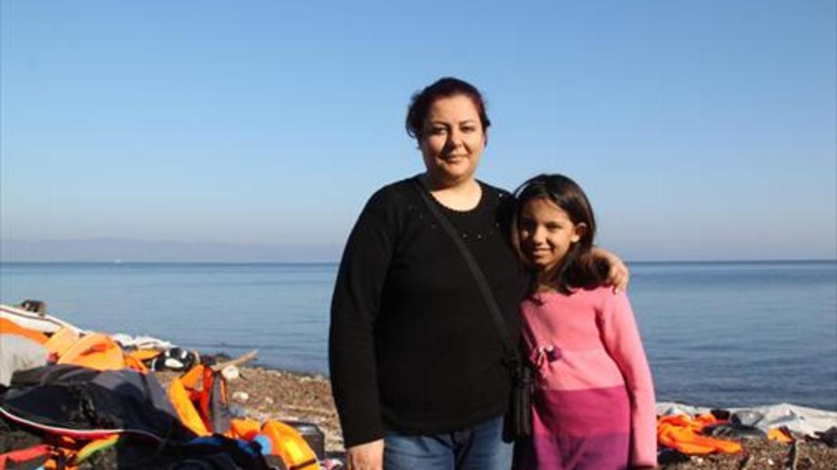 LAS ETAPAS. En la pàgina anterior, Marzieh y Mahtab, en  Lesbos. En esta, a la izquierda, arriba, la madre y la hija en el paso de Idomeni. Abajo, la patera en la que llegaron a Grecia.  A la dercha, Mahtab, ya en Hamburgo.