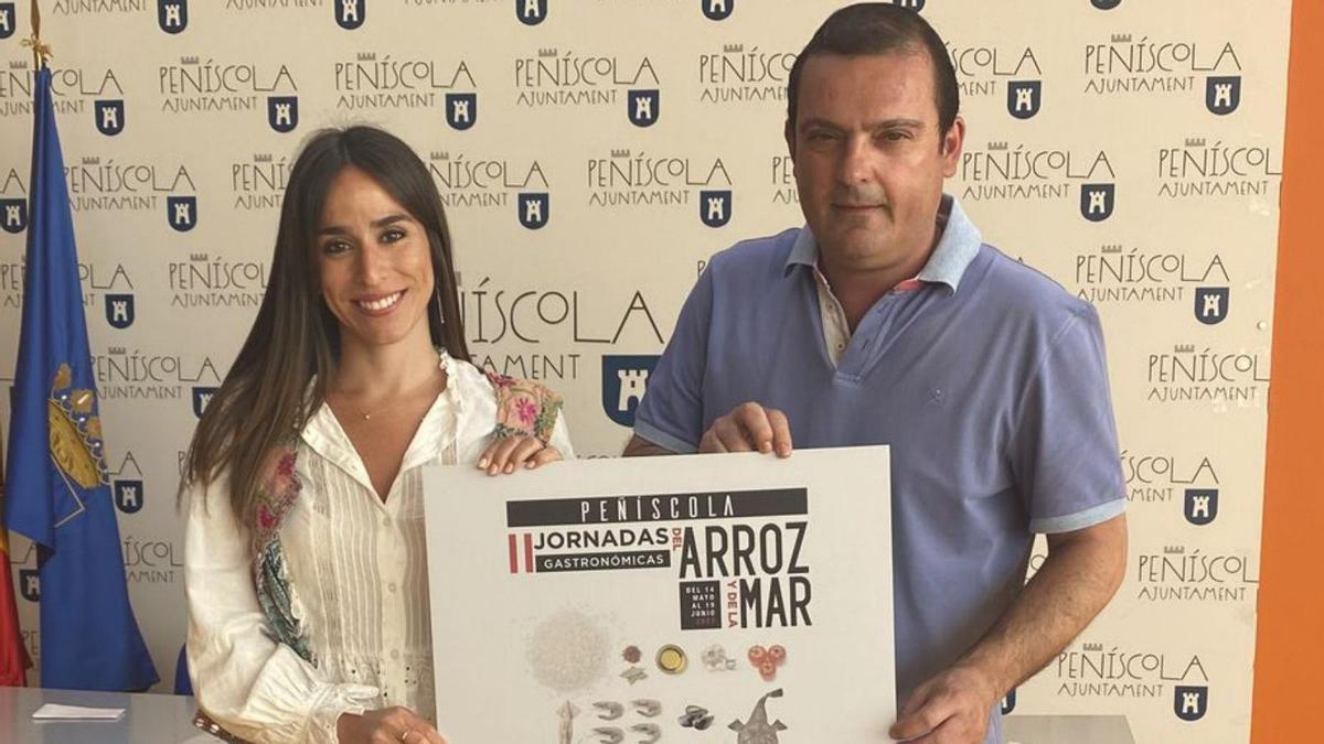 El alcalde y la concejala de Turismo, con el cartel de la jornada gastronómica. | ALBA BOIX