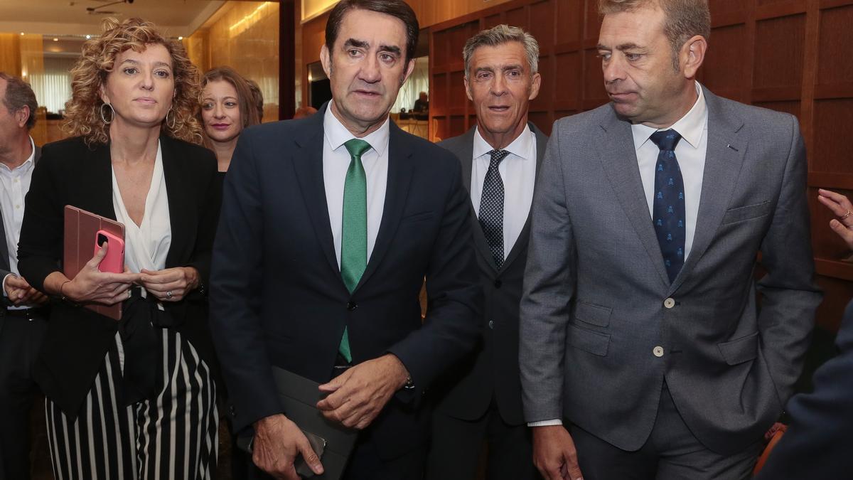 El consejero de Medio Ambiente, Suárez-Quiñones, durante la inauguración de las jornadas energéticas en León.