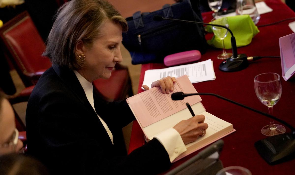 La periodista Asunción Valdés, firmando ejemplares de su libro.