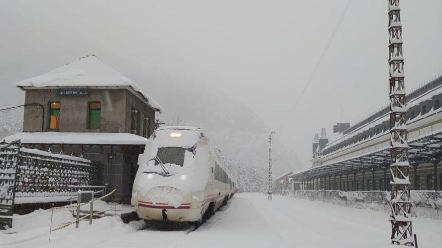 Intensas nevadas complican el tráfico en el Pirineo y en la sierra de Albarracín