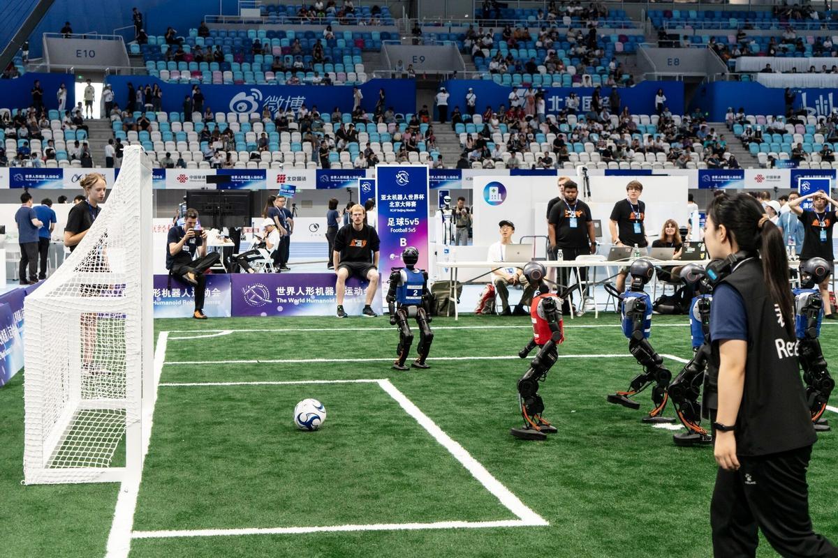 Robots humanoides compiten en un partido de fútbol durante los Juegos Mundiales de Robots Humanoides en Pekín, China, el viernes 15 de agosto de 2025. El evento se celebra hasta el 17 de agosto. Fotógrafo: Qilai Shen/Bloomberg