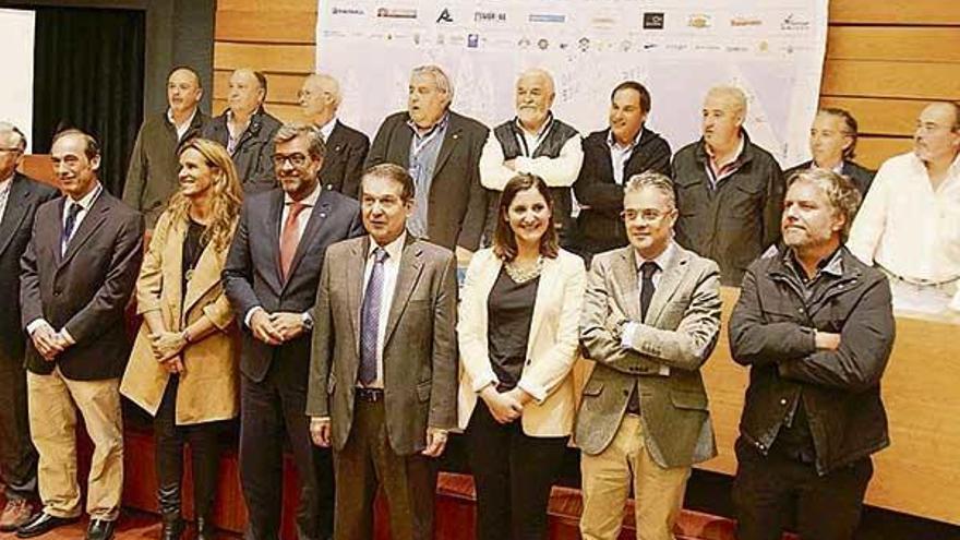 Autoridades, organizadores y colaboradores, ayer en la sede central de Abanca, durante la presentación.