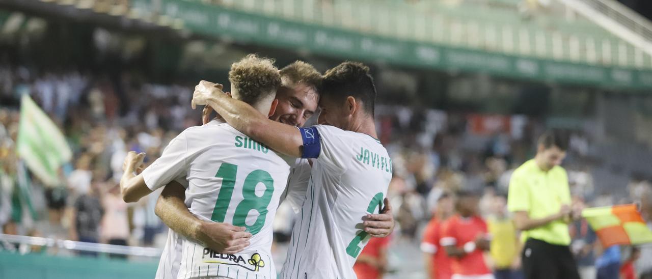 Antonio Casas celebra con Simo y Javi Flores su gol con el Córdoba CF al Unionistas, esta temporada.