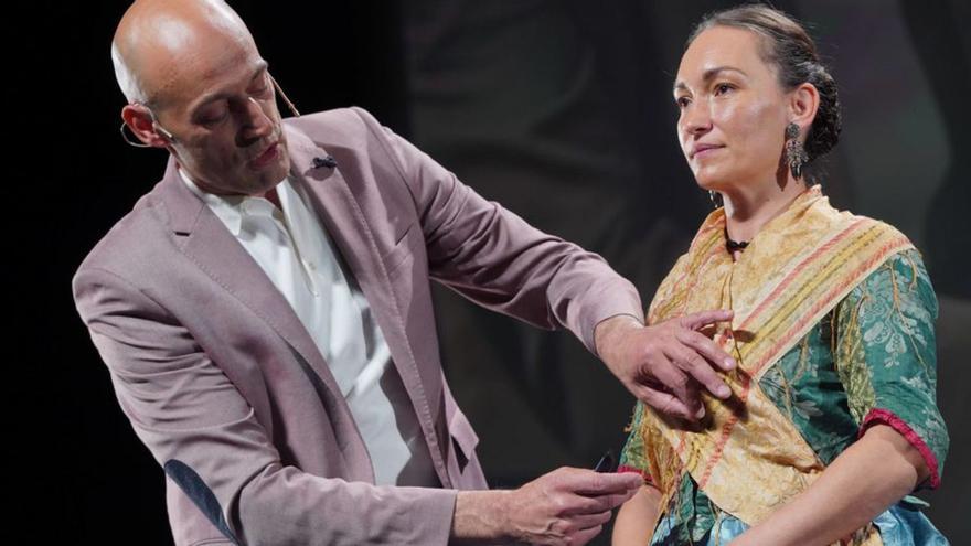 Muestra de vestimenta tradicional en el Teatro Ramos Carrión, en la última jornada del festival. | José Luis Fernández