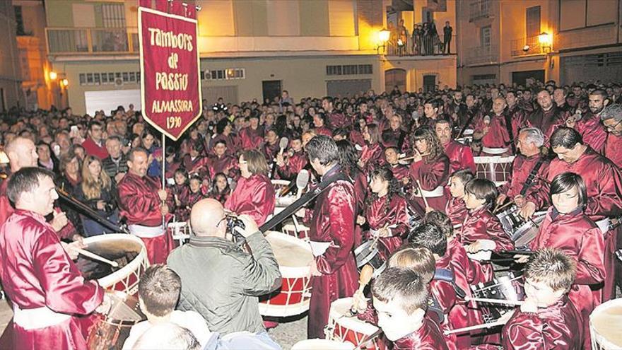 Tambors de Passió mira al cielo para su llamativa tamborrada