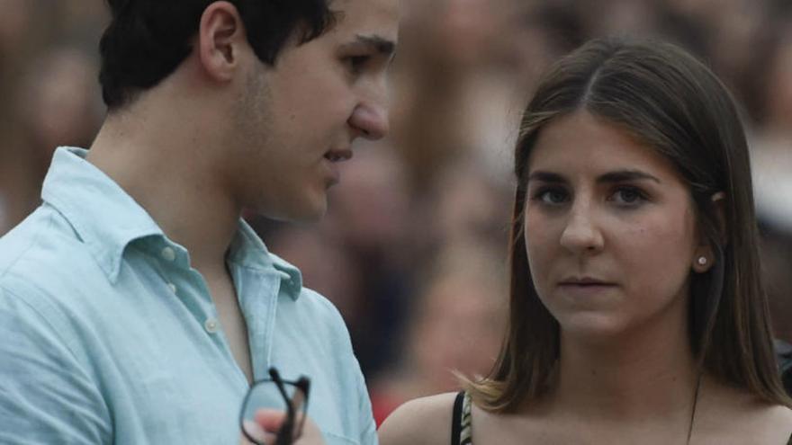 La joven pareja, en el concierto.