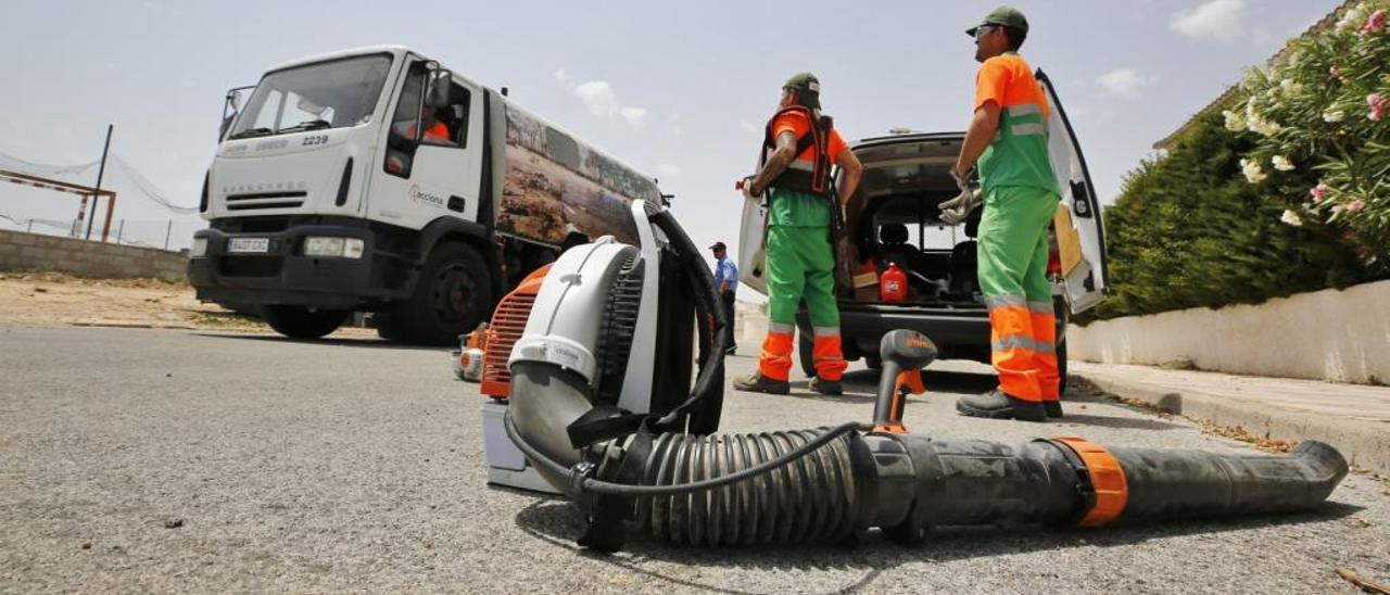 Imagen de los trabajos del plan de choque de limpieza encargado por el Ayuntamiento a Acciona este verano.