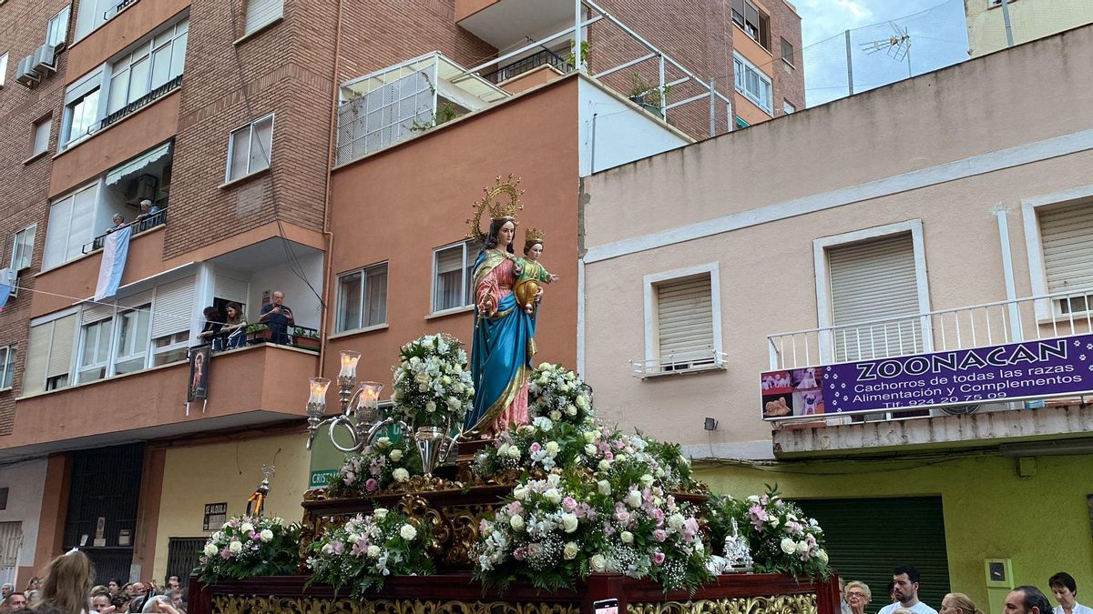 María Auxiliadora arropada por el fervor de sus devotos.