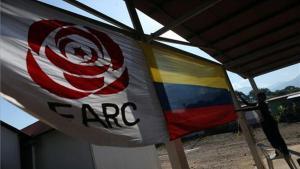 Las banderas del partido Fuerza Alternativa Revolucionaria del Común (FARC) y la de Colombia.