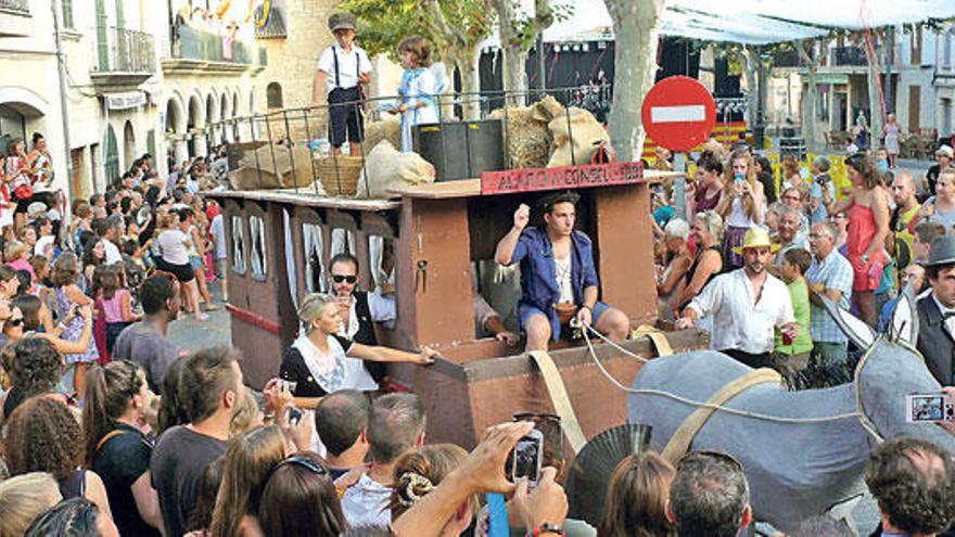 Las carrozas de Alaró se ponen guapas para cantar y bailar  ´las cuarenta´